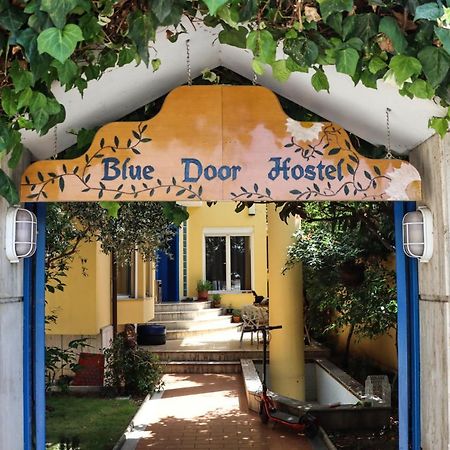 Blue Door Hostel ティラナ エクステリア 写真