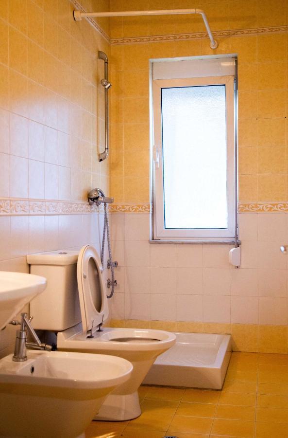 Blue Door Hostel ティラナ エクステリア 写真