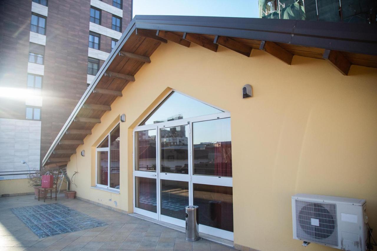 Blue Door Hostel ティラナ エクステリア 写真