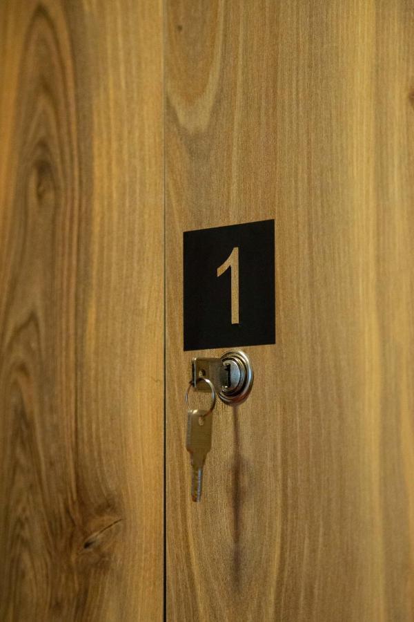 Blue Door Hostel ティラナ エクステリア 写真