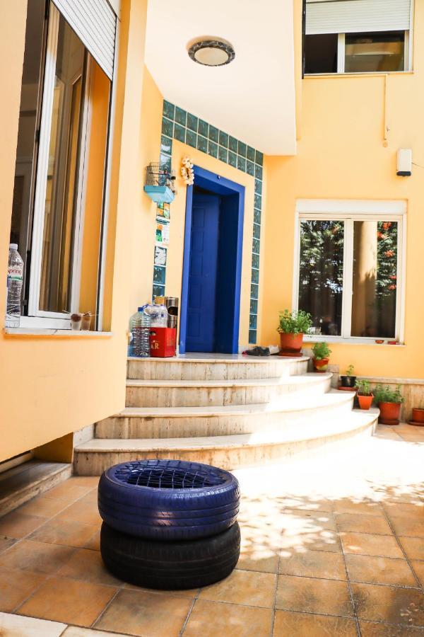 Blue Door Hostel ティラナ エクステリア 写真