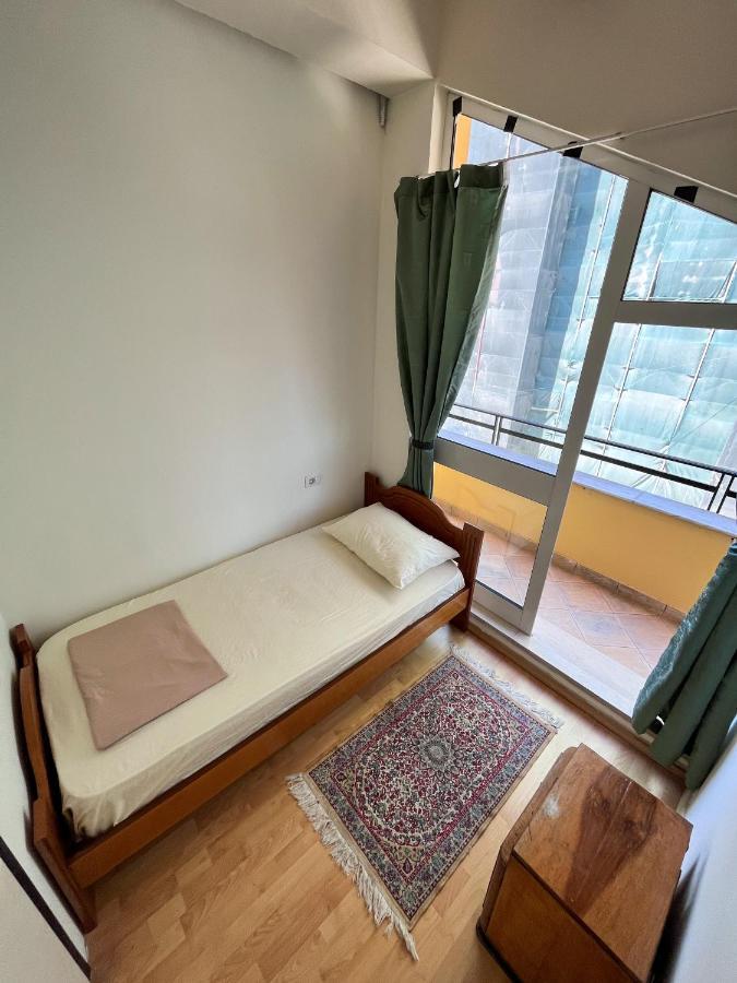 Blue Door Hostel ティラナ エクステリア 写真