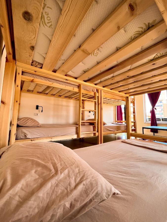 Blue Door Hostel ティラナ エクステリア 写真