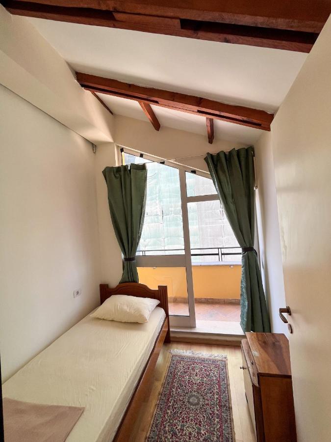 Blue Door Hostel ティラナ エクステリア 写真