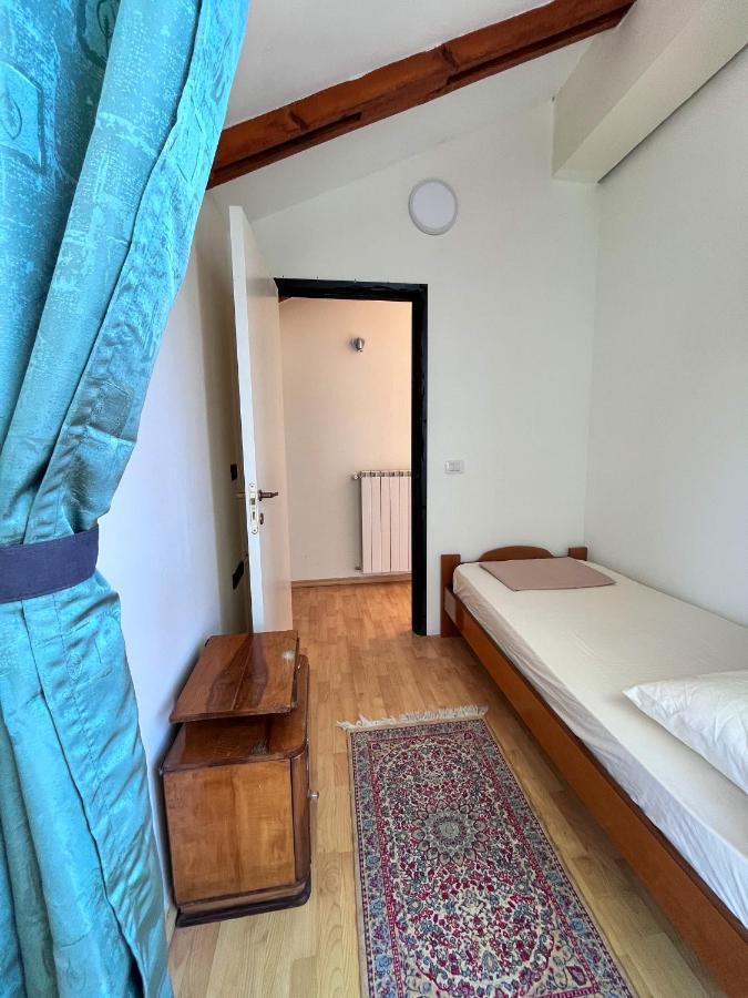 Blue Door Hostel ティラナ エクステリア 写真