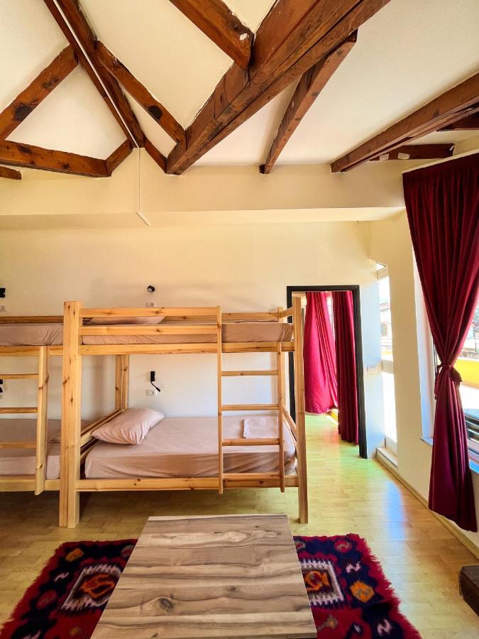Blue Door Hostel ティラナ エクステリア 写真