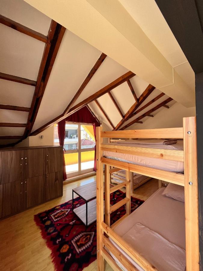 Blue Door Hostel ティラナ エクステリア 写真