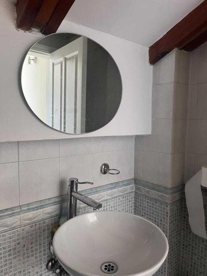 Blue Door Hostel ティラナ エクステリア 写真