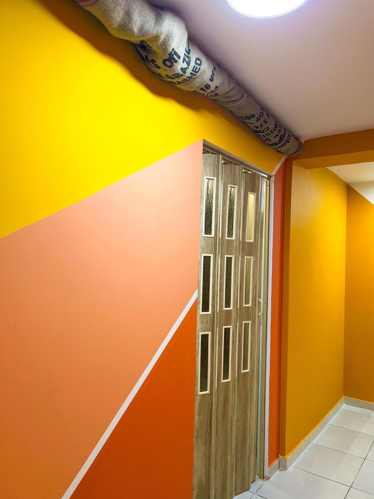 Blue Door Hostel ティラナ エクステリア 写真