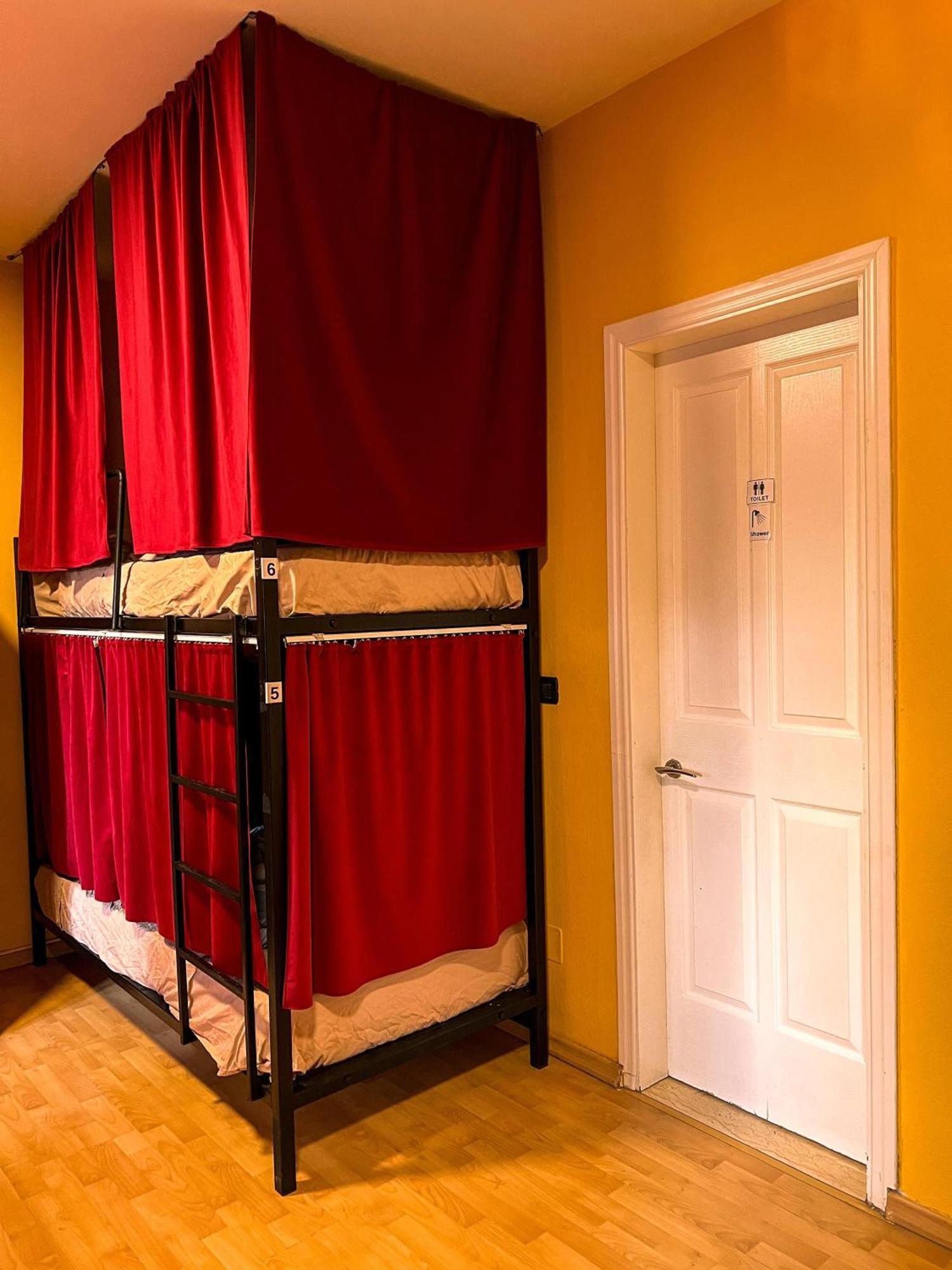 Blue Door Hostel ティラナ エクステリア 写真