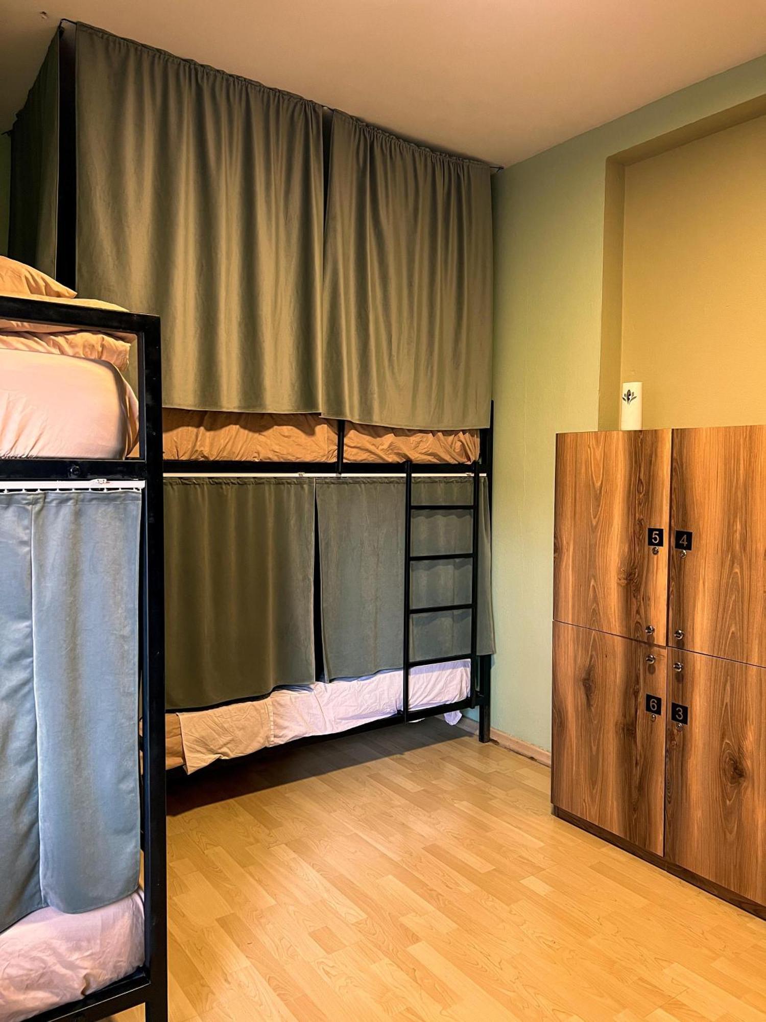 Blue Door Hostel ティラナ エクステリア 写真