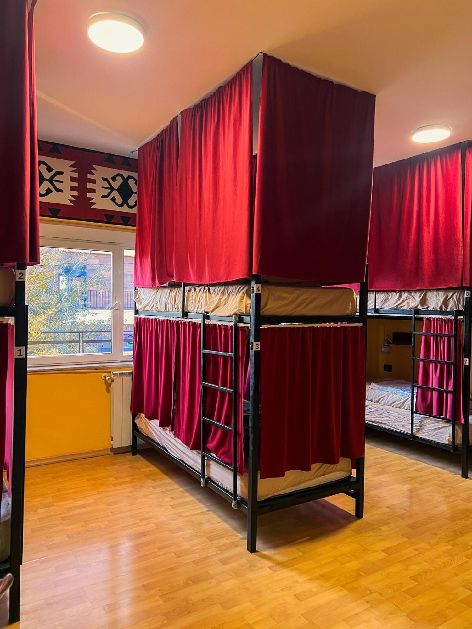 Blue Door Hostel ティラナ エクステリア 写真