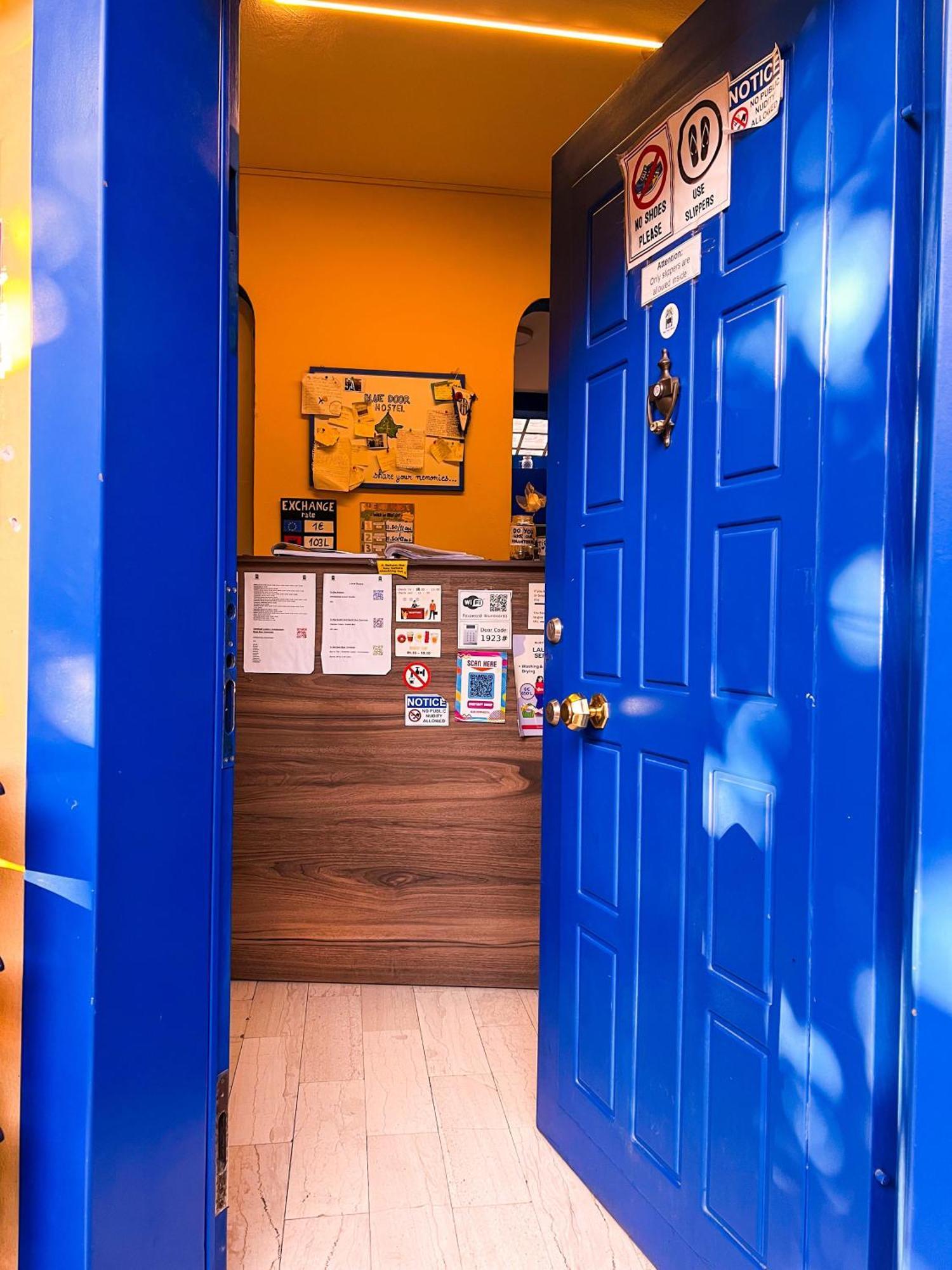 Blue Door Hostel ティラナ エクステリア 写真