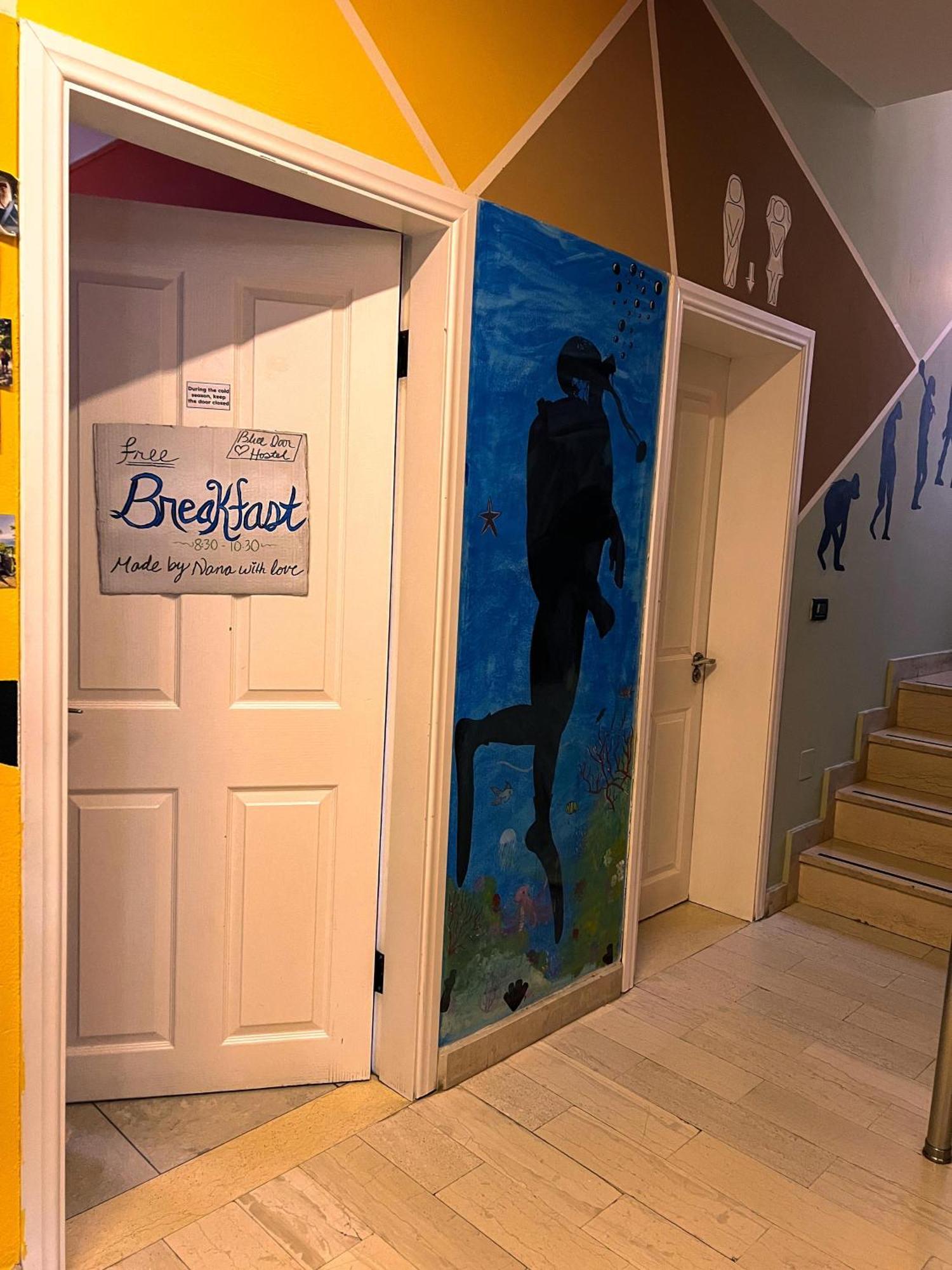 Blue Door Hostel ティラナ エクステリア 写真