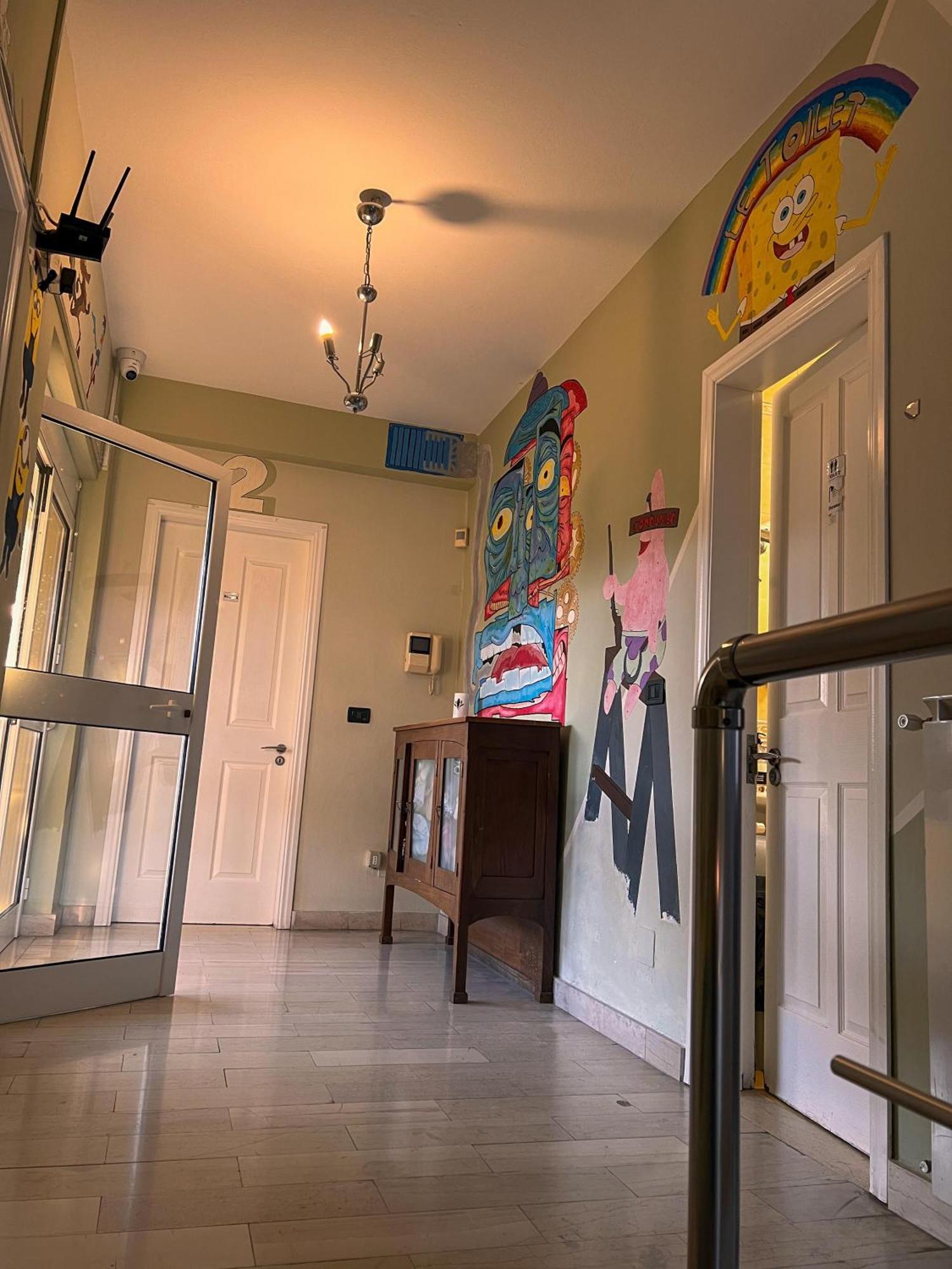 Blue Door Hostel ティラナ エクステリア 写真
