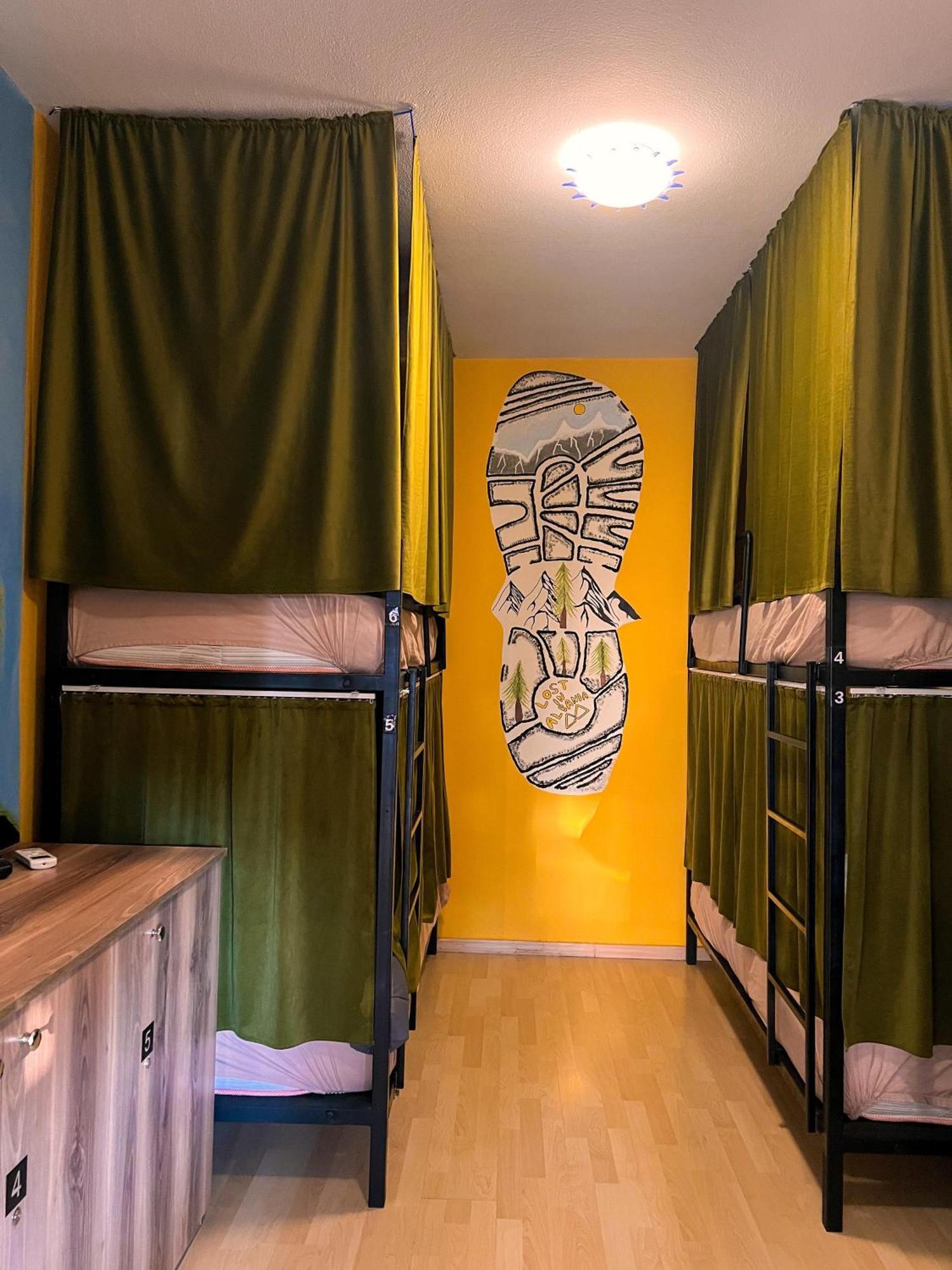 Blue Door Hostel ティラナ エクステリア 写真
