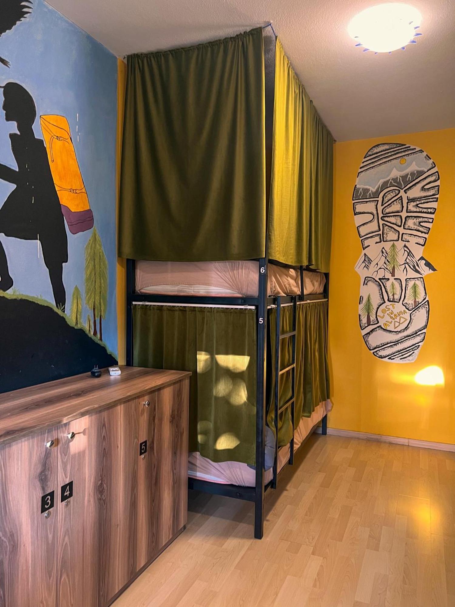 Blue Door Hostel ティラナ エクステリア 写真